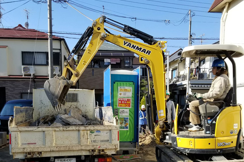 ユンボに乗って作業中