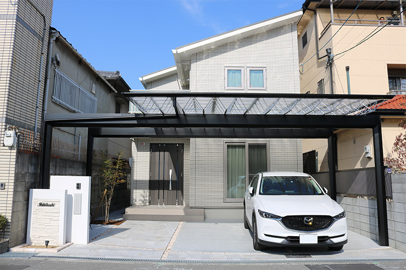 アプローチまで覆った雨に濡れない外構プラン