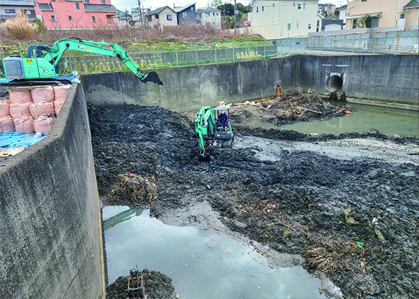 遊水池浚渫の工事を行っている写真