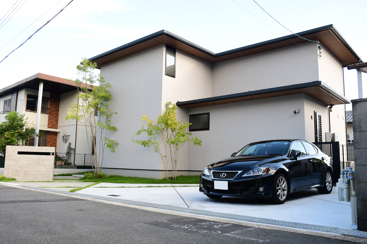 外壁に緑が映える昼と夜で佇まいの変化を感じる開放的なオープン外構 京都府長岡京市