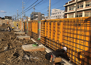 中学校の塀工事を行っている写真