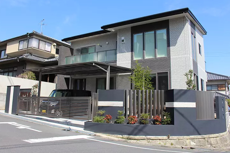 アルミと緑のコントラストが目を引く角地のモノトーンモダンなクローズプラン　大阪府大阪市