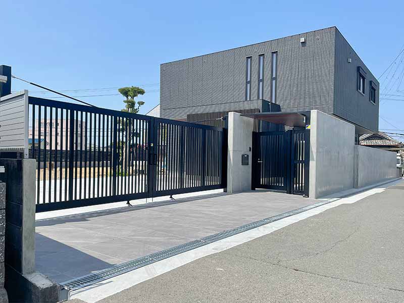 RC擁壁と建物が調和、無骨でタフなクローズ外構 大阪府泉南市