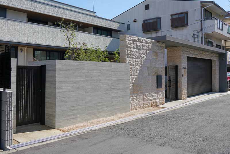 庭園を彩る樹木と石張りの門柱がこだわりの和モダン外構　大阪府大阪市