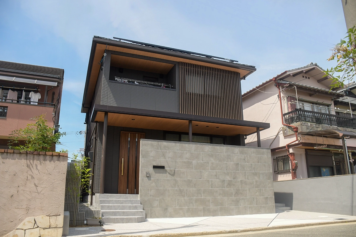 大きな門柱のタイル壁でリビングを目隠ししたスタイリッシュなセミクローズ外構 大阪府堺市