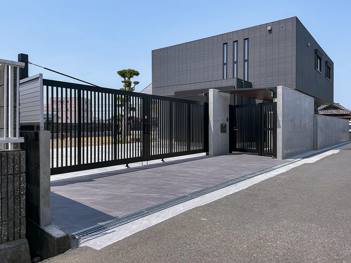 RC擁壁と建物が調和、無骨でタフなクローズ外構 大阪府泉南市