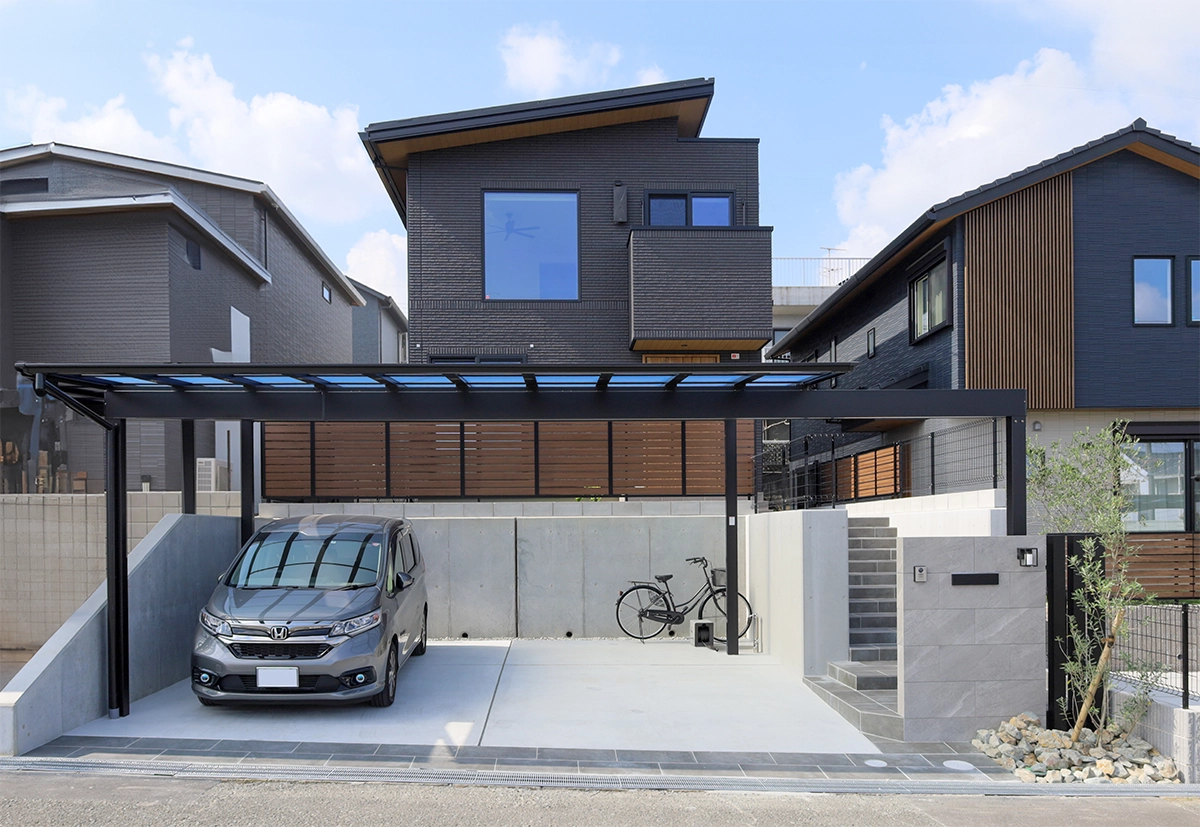 高低差を活かす憩いの空間。グレートーンのモダン外構 大阪府富田林市 M様邸