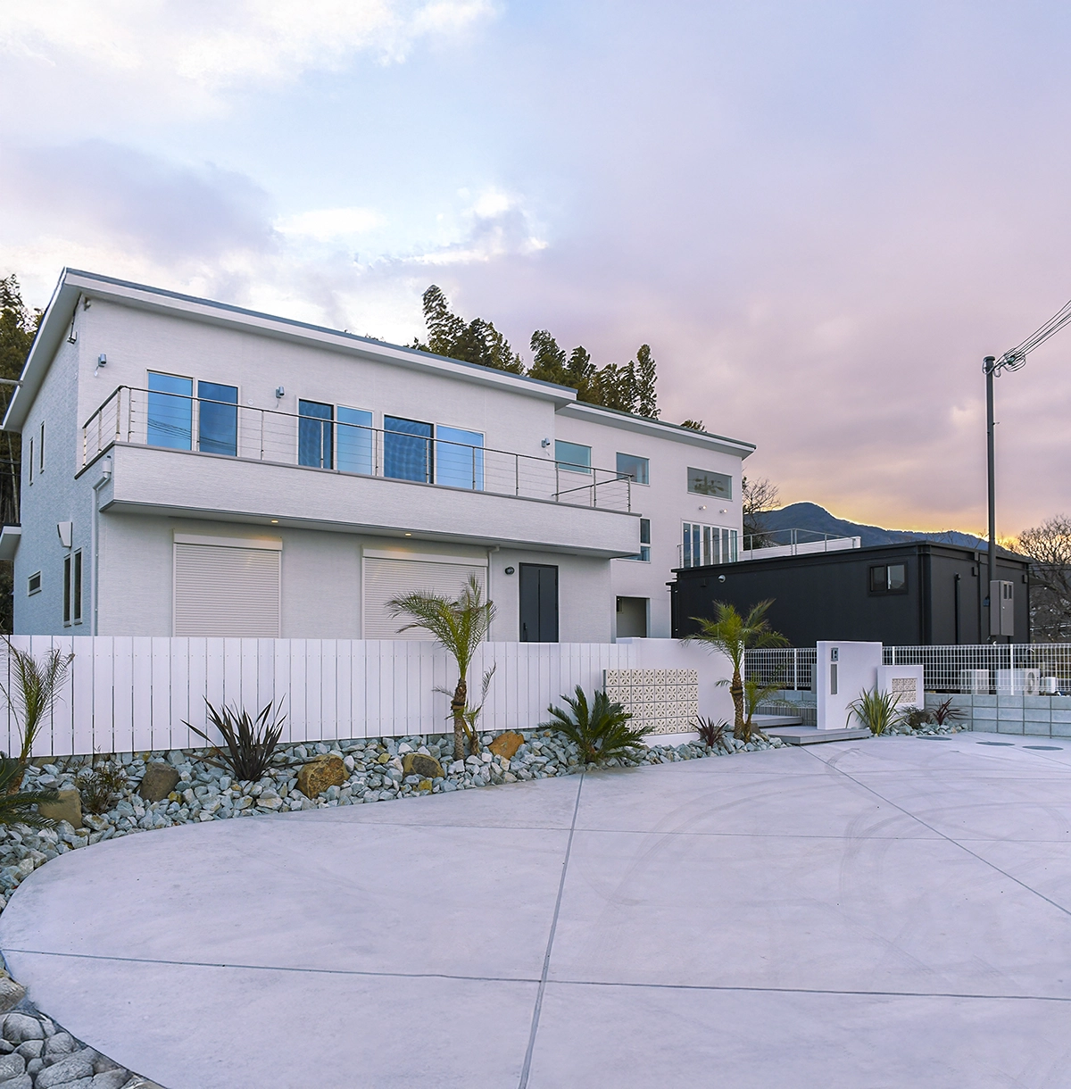 海を望む絶景テラスで、ワンちゃんも大満足。白で統一された南国リゾート風外構　兵庫県洲本市　K様邸