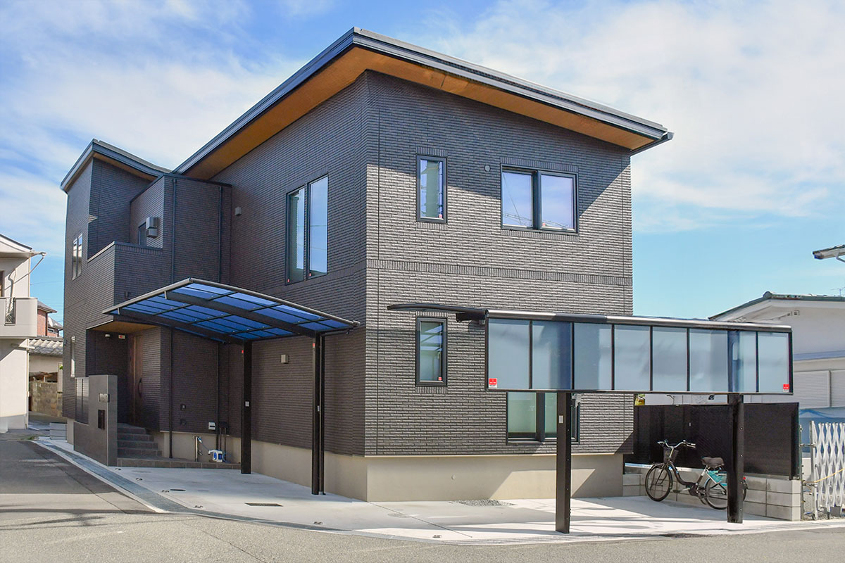 建築と調和する、グレートーンでまとめたシンプルモダン外構 大阪府O様邸