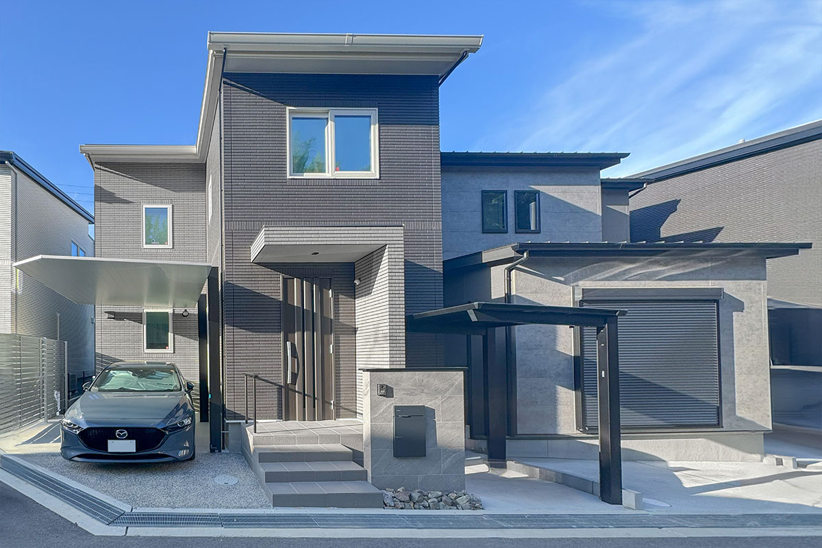 建物と一体化する、無駄のないモノトーン外構　大阪府O様邸