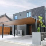 モノトーンに木調の屋根が映える、シンプルモダン外構　和歌山県和歌山市M様邸