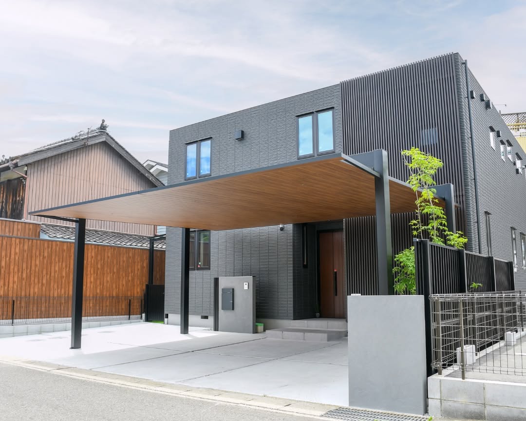 モノトーンに木調の屋根が映える、シンプルモダン外構　和歌山県和歌山市M様邸