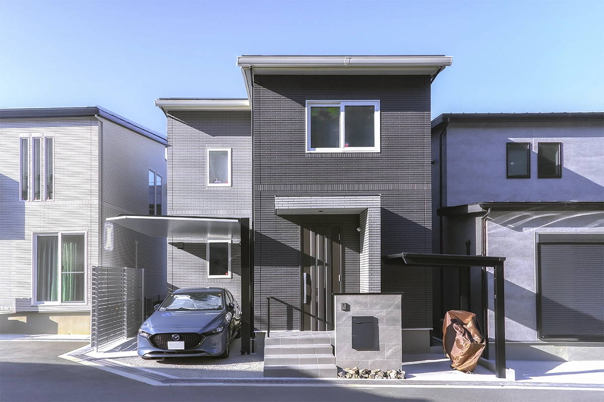 建物と一体化する、無駄のないモノトーン外構　大阪府O様邸