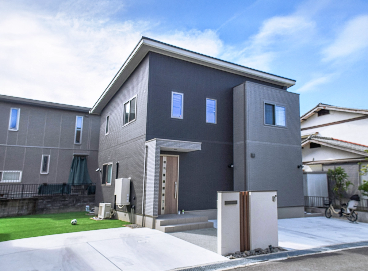 抜け感のある門柱で魅せる、シンプルモダン外構　大阪府Y様邸