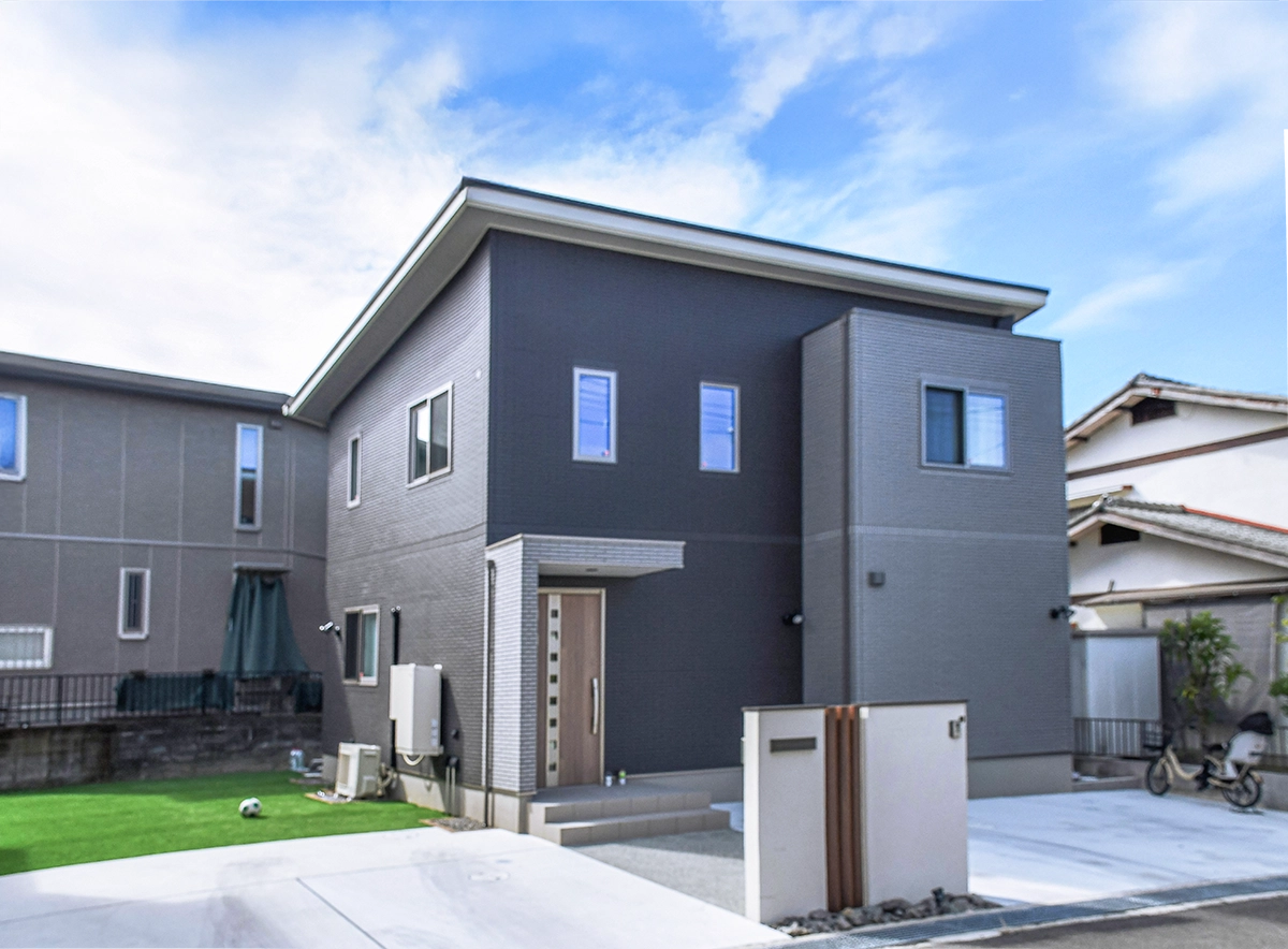 抜け感のある門柱で魅せる、シンプルモダン外構　大阪府Y様邸