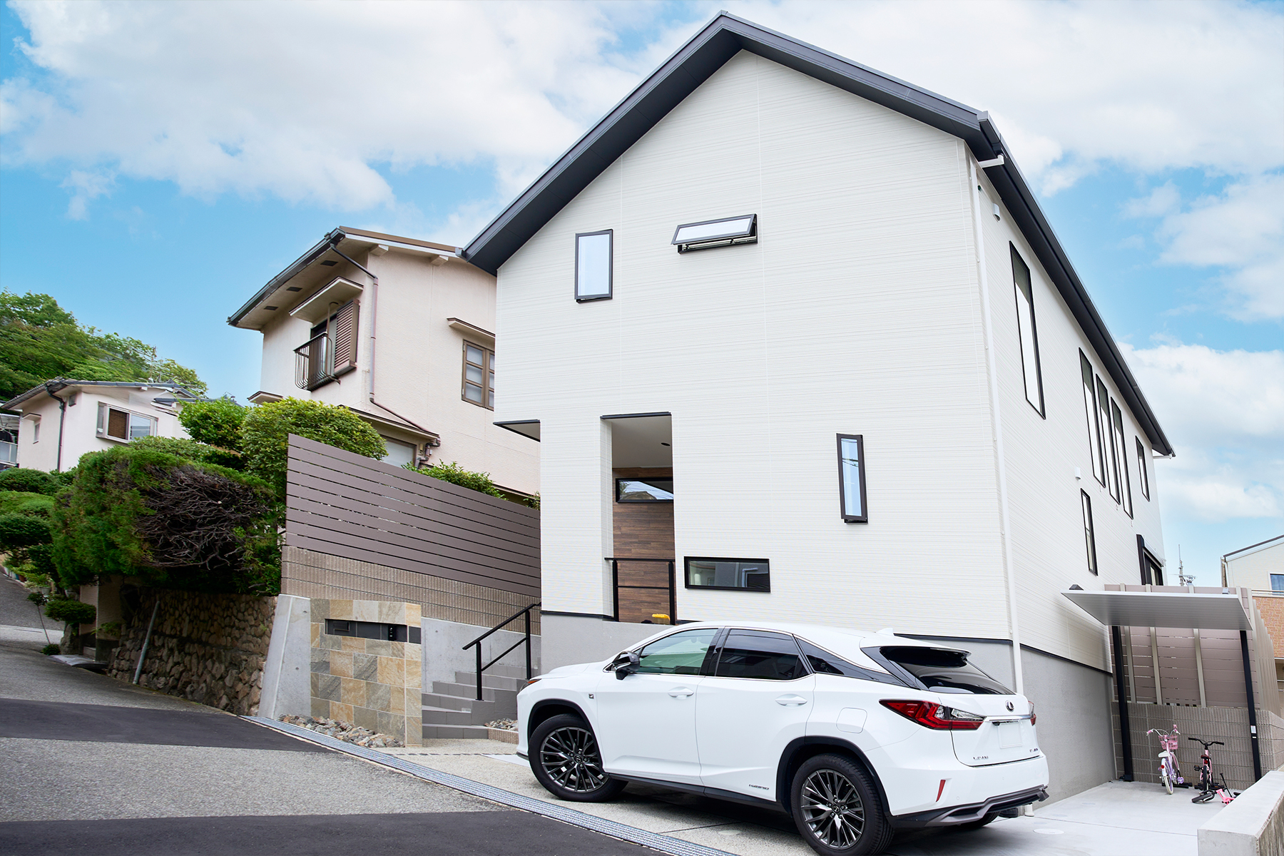 高低差のある敷地を活かした、プライバシーと使いやすさを両立する外構　兵庫県宝塚市S様邸