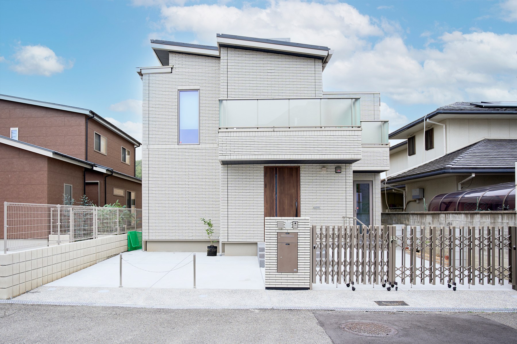 暮らしやすさを細部まで考えた、シンプルなセミクローズ外構　大阪府吹田市Y様邸