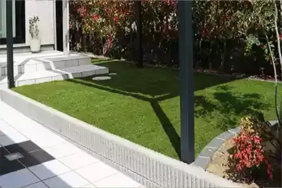 大阪府のお家にある植栽に囲まれたおしゃれな人工芝のお庭