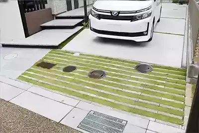 駐車場に人工芝とコンクリートを使用した外構の施工事例