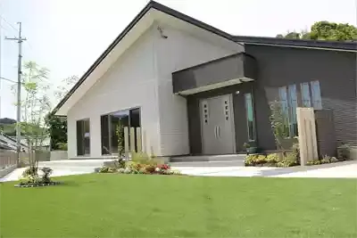 和歌山県のお家にある植栽に囲まれた天然芝のあるおしゃれなお庭