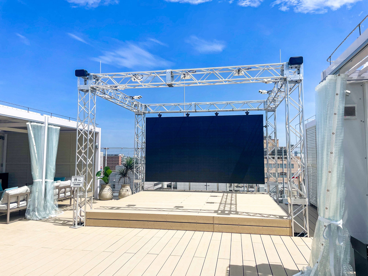 屋外イベントにも対応可能な大型LEDビジョンとステージ設備の全景