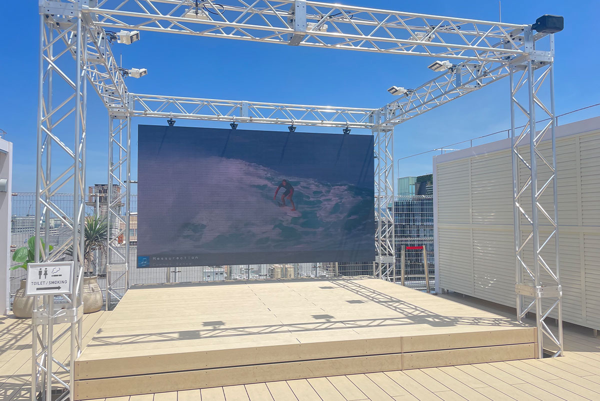 屋外イベントにも対応可能な大型LEDビジョンとステージ設備の全景